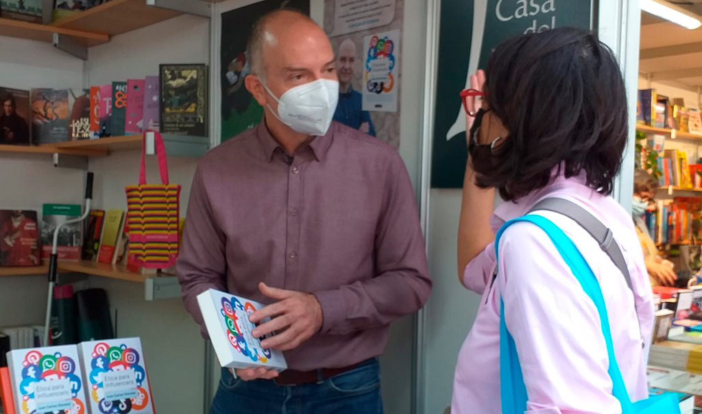 Firmando en Casa del Libro en la Feria de Valencia 2021
